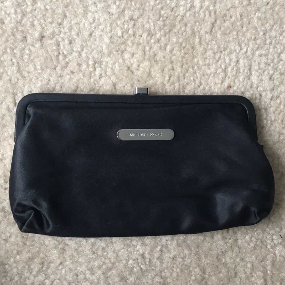 MOVE OUT SALE ⭐️💫💫Michael Kors Clutch